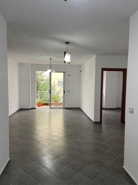Jepet apartament 3+1 me qera ne Misto Mame, i pa mobiluar (banim ose zyra)
