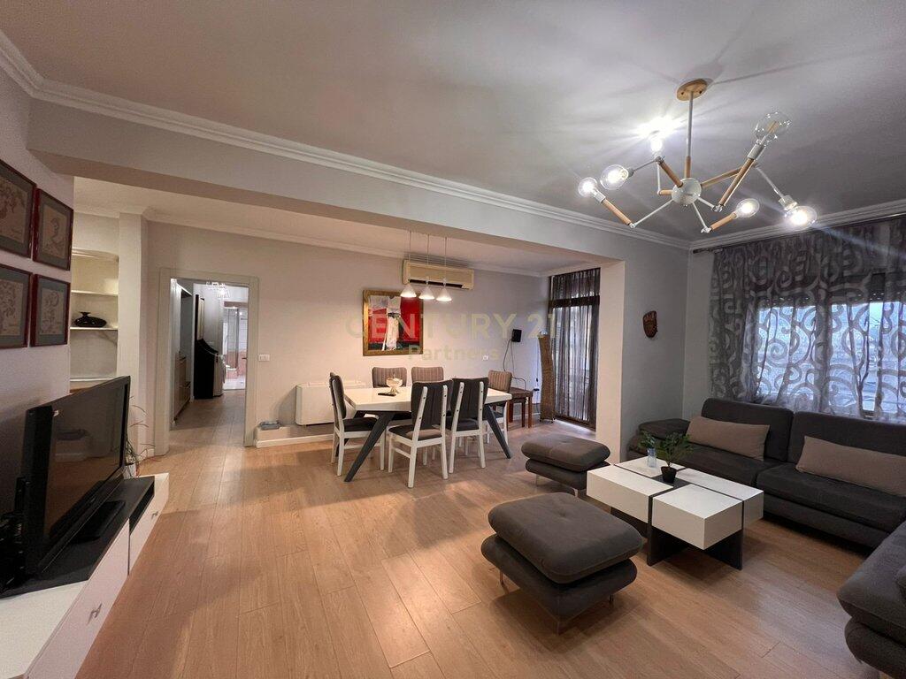JEPET ME QIRA APARTAMENT 3+1+2 NË QENDËR, PRANË PIAZZËS