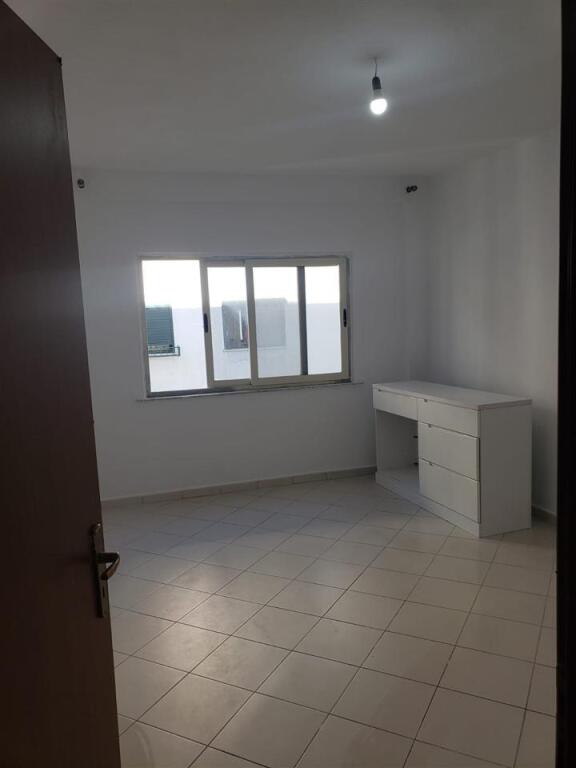 Jepet me qera Apartamenti 2+1 . Fresk . Stacioni i fundit i porcelanit , (Rruga e Thesarit )  300 mije leke