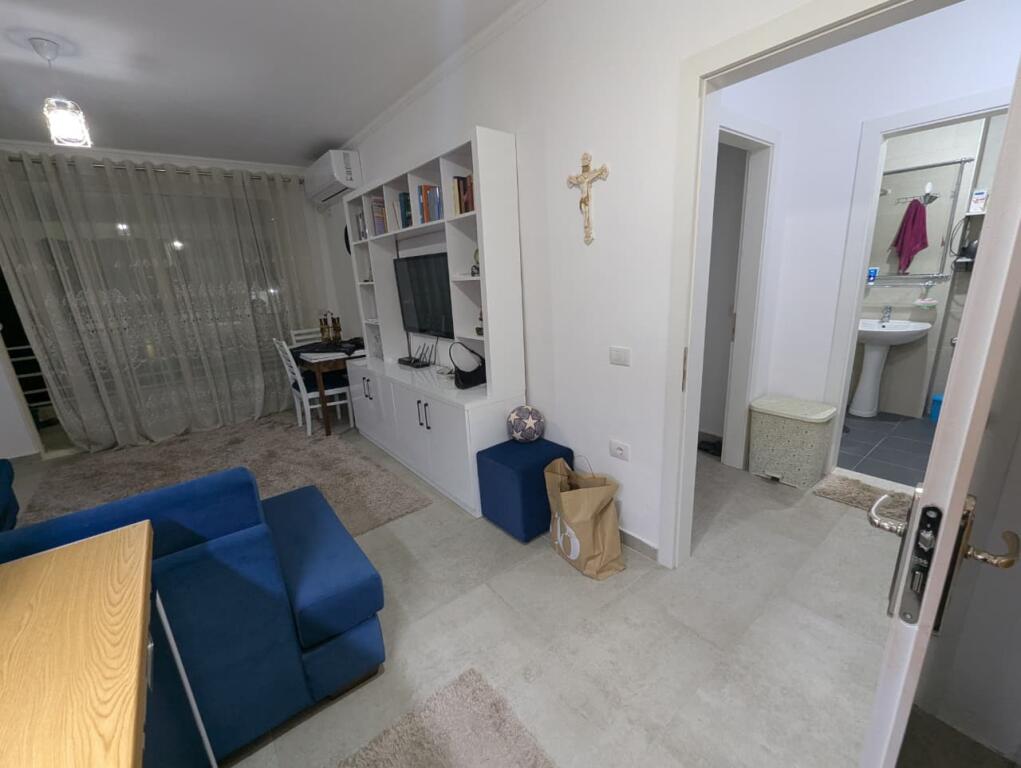 Jepet me qera Apartamenti 1+1, Fresk , Kompleksi i Tom Doshit . 400 euro i diskutueshem