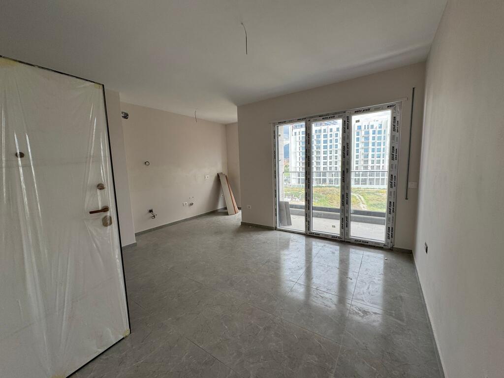 📣 QERA Apartament 1+1 📍 Rruga "Jordan Misja", Prane SPAK ✨   🏢 Ndertim i Ri  🪜 Kati 4 (Me Ashensor)  🛋️ BOSH   💶 Cmimi 450 Euro  🅿️ Mundesi Parkimi Me Pagese Ekstra 50 Euro