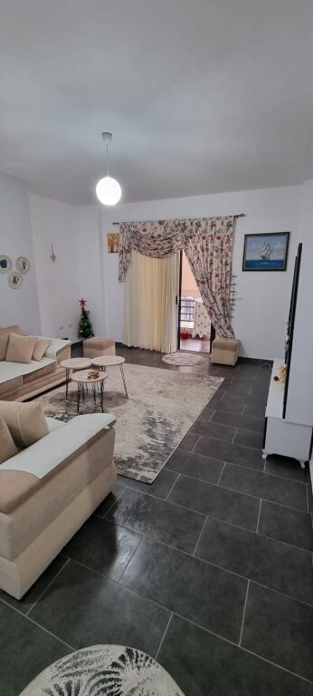 Jepet me qera Apartament 1+1  Adresa : Fresk  E mobiluar Kati 2  Cmimi 40,000 lek lirohet ne daten 5