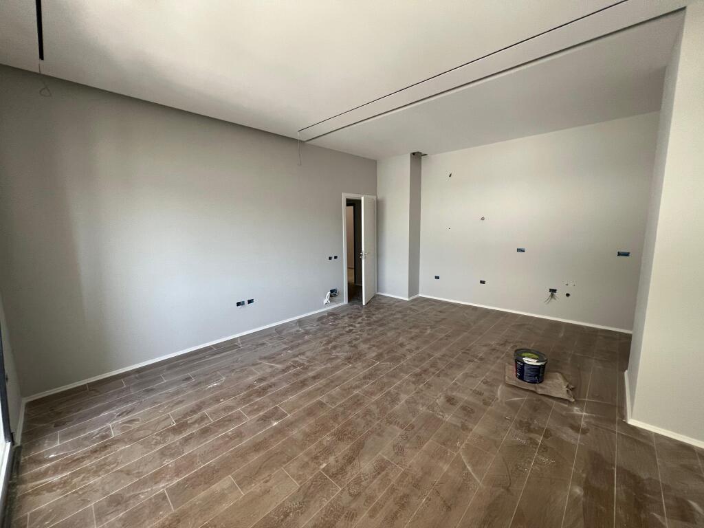 🏢AMBIENT ZYRE + POST PARKIMI ME QIRA - VASIL SHANTO!