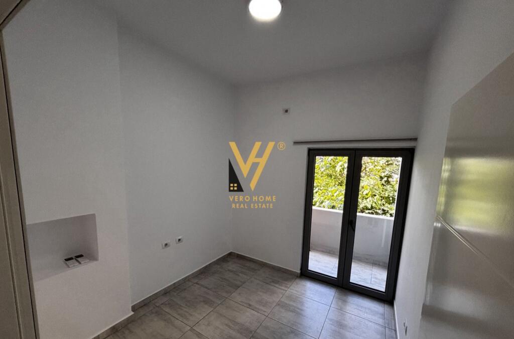 JEPET ZYRE 75 M2 TE RRUGA E DIBRES 500 EURO