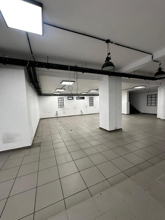 Jepet Ambjent+verande+poste parkimi,  me Qira – 700 m² 📍 Stadiumi Dinamo