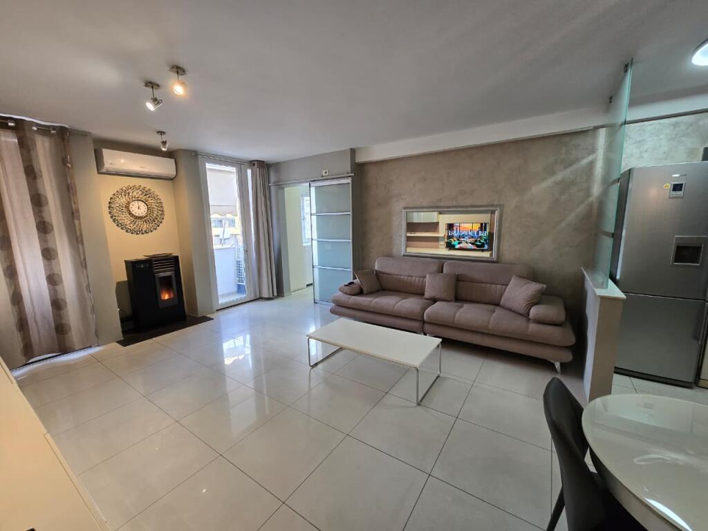 🏡 Apartament 3+1 me Qira – 📍Pazar i Ri, Tiranë