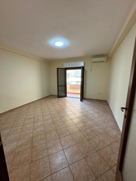 ZYRE ME QERA 118 M2 KOMUNA E PARISIT 75.000 LEKE