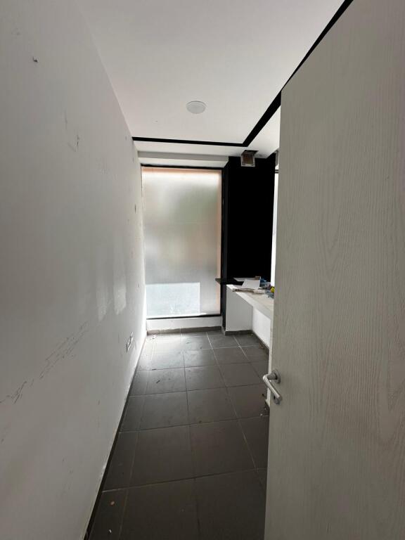 Jepet Ambjent+verande+poste parkimi,  me Qira – 700 m² 📍 Stadiumi Dinamo