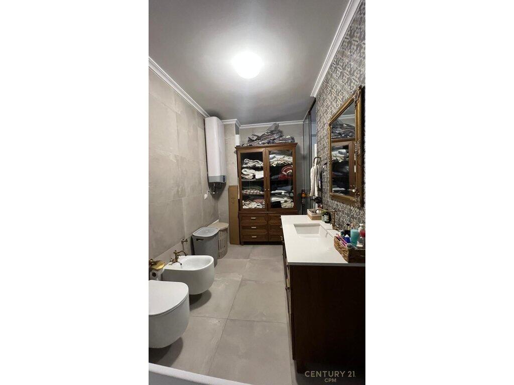 🏢 Apartment 2+1 for sale with Parking Spot – Near the Old Park, Tirana