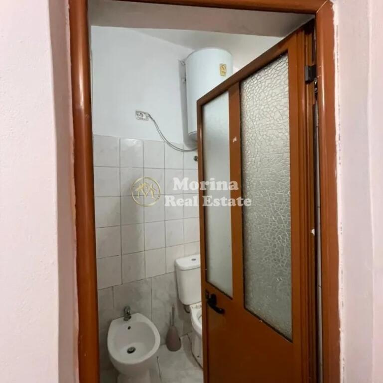 Hyrje 1+1, te Komuna e Parisit,  300 euro/muaj