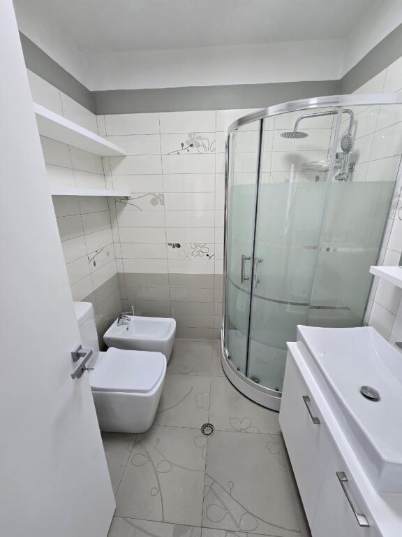 🏡 Apartament 3+1 me Qira – 📍Pazar i Ri, Tiranë