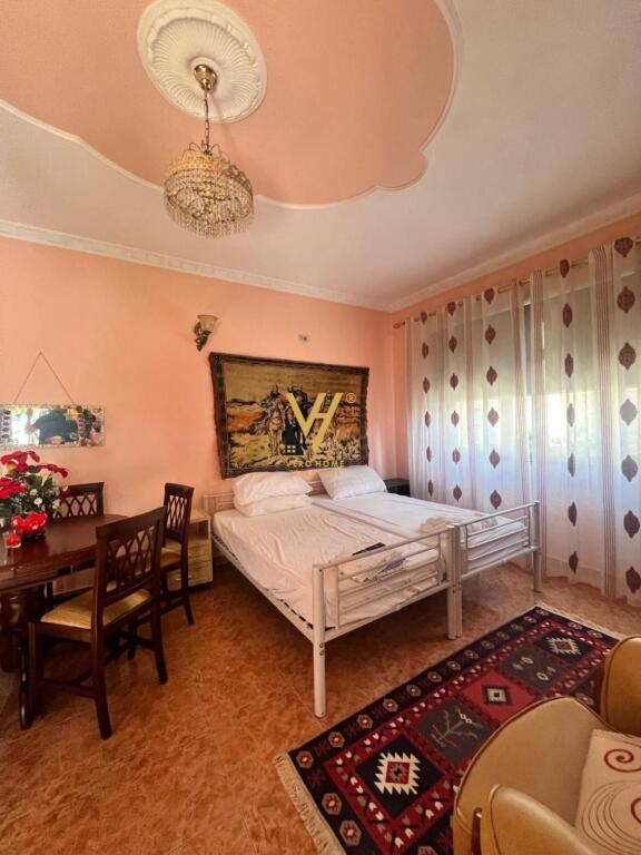 JEPET HYRJE 3+1 ME QERA TE SHALLVARET 1.500 EURO