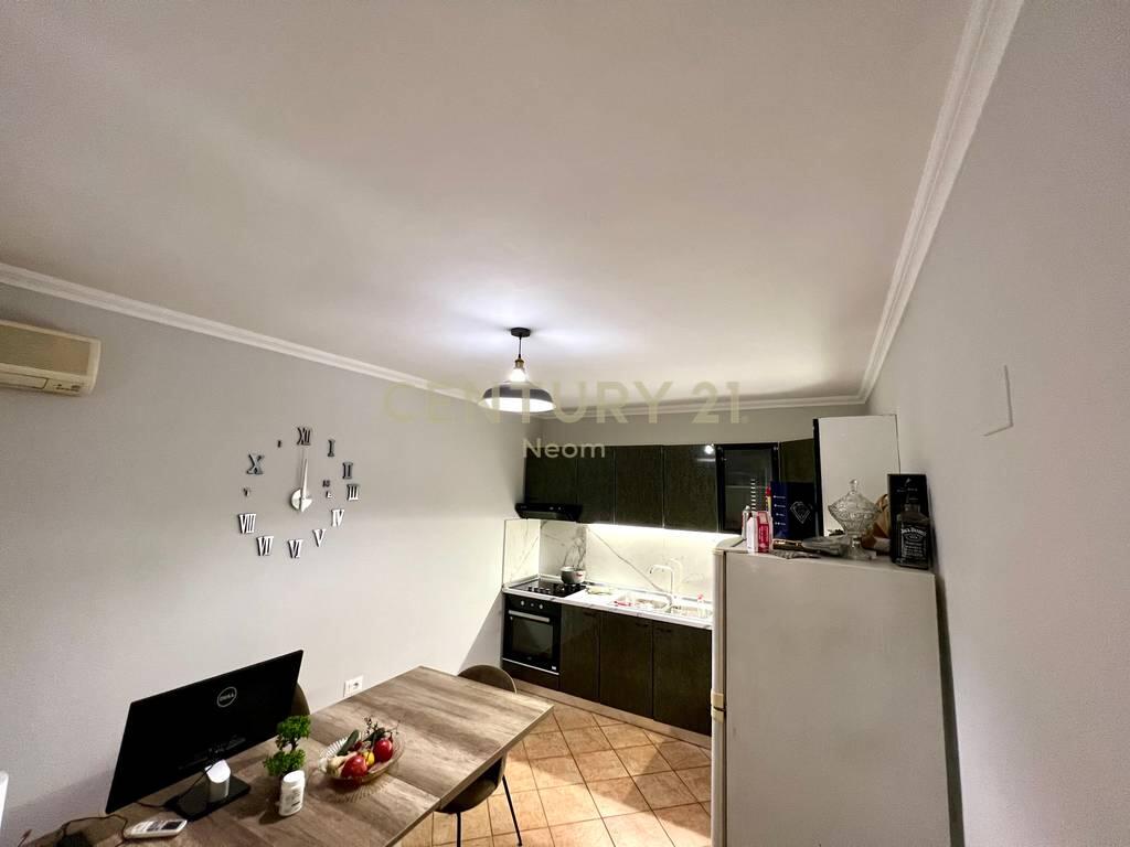 Jepet me Qira Apartament 3+1+2 + Post Parkimi, tek Zona e Xhamllikut