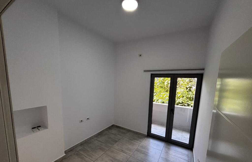ZYRE ME QERA 75 M2 RRUGA E DIBRES 500 EURO