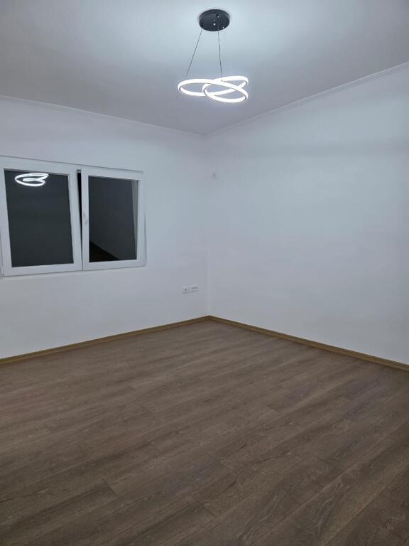 Vendesi appartamento 2+1 a Xhamllik (vicino al Bar Favela)
