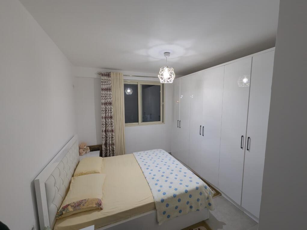 Jepet me qera Apartamenti 1+1, Fresk , Kompleksi i Tom Doshit . 400 euro i diskutueshem