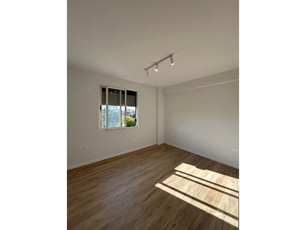 ZYRE ME QERA TE Rr. FORTUZI 900 € /Muaj