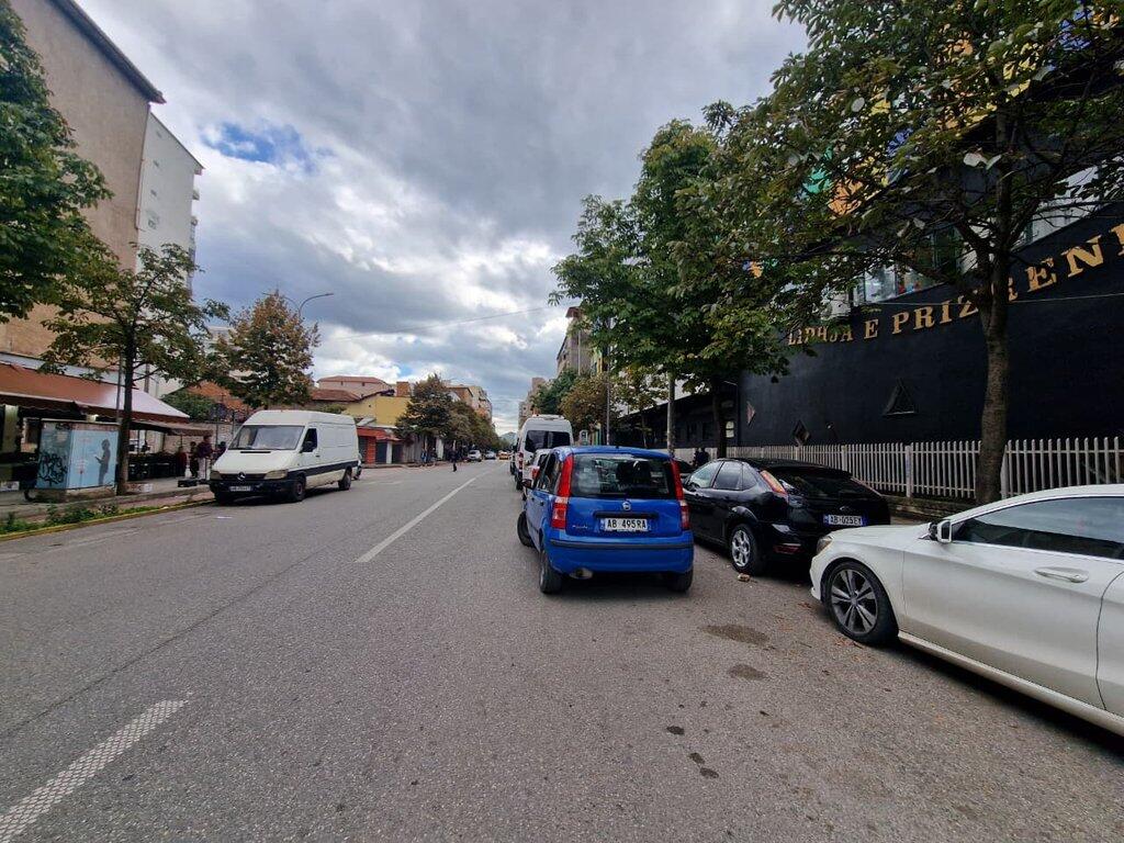 CORNER, BUZE RRUGE KRYESORE 160M2 Ambient Komercial me Qira – Rruga e Barrikadave, Qendër, Tiranë