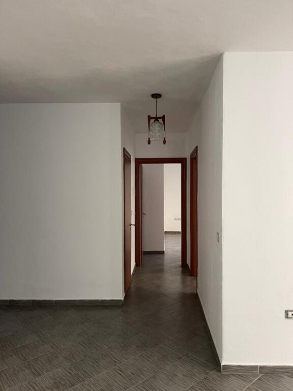 Jepet apartament 3+1 me qera ne Misto Mame, i pa mobiluar (banim ose zyra)