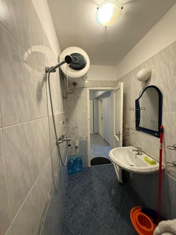 Apartament me qera 1+1