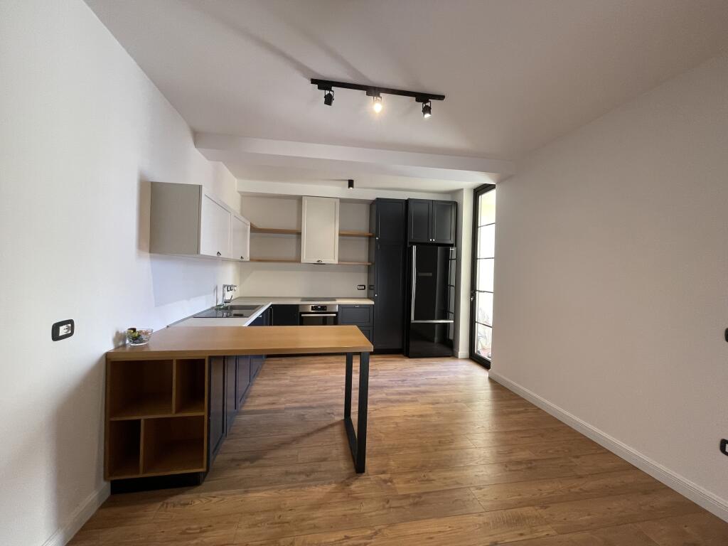 Apartament 2+1+2 dhe 3 ballkone me qira tek Komuna e Parisit
