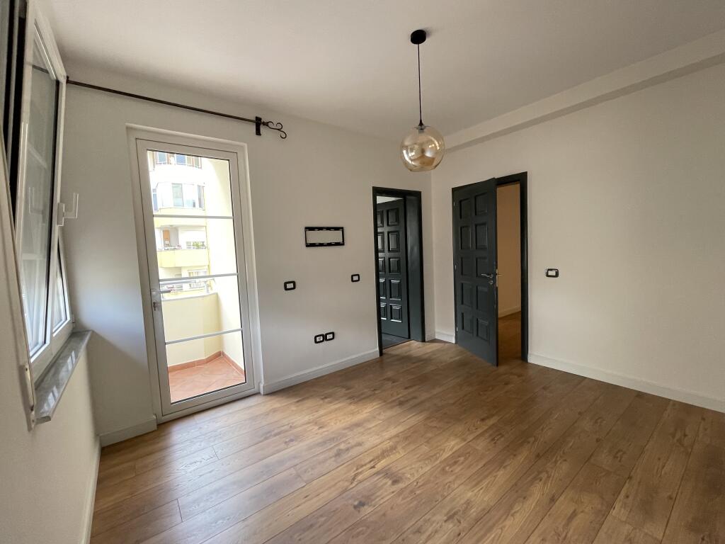 Apartament 2+1+2 dhe 3 ballkone me qira tek Komuna e Parisit
