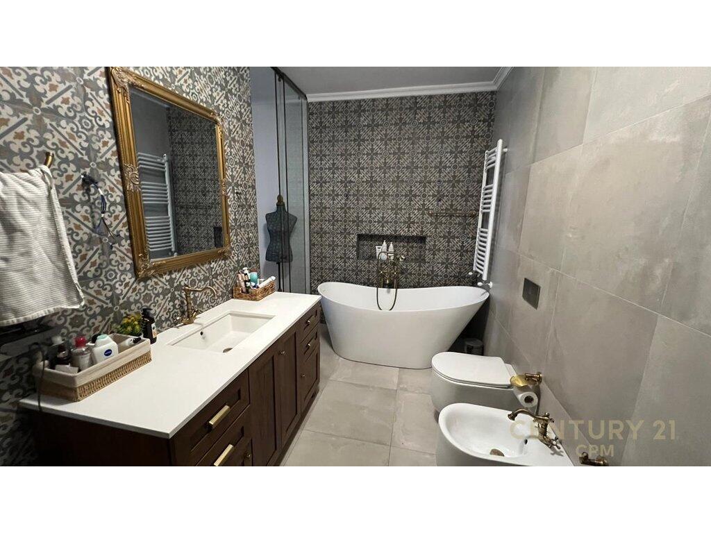 🏢 Apartment 2+1 for sale with Parking Spot – Near the Old Park, Tirana