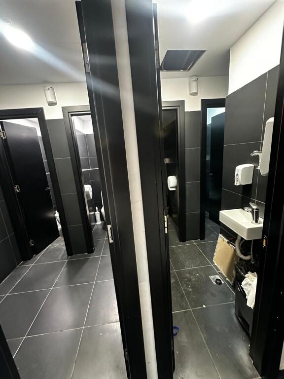 Jepet Ambjent+verande+poste parkimi,  me Qira – 700 m² 📍 Stadiumi Dinamo