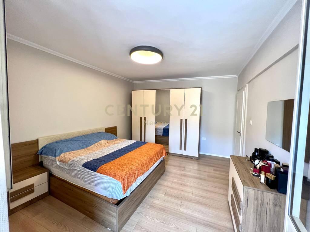 Jepet me Qira Apartament 3+1+2 + Post Parkimi, tek Zona e Xhamllikut