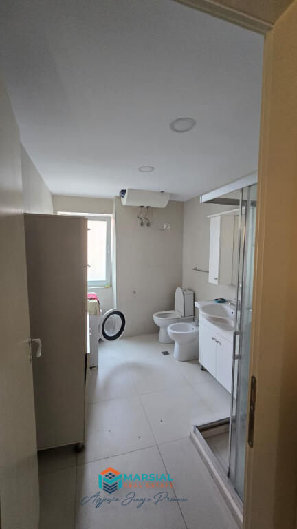 Jepet apartament 3+1 per qira, Brryli, Materniteti i Ri