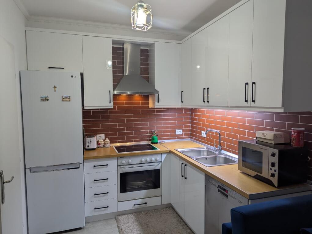 Jepet me qera Apartamenti 1+1, Fresk , Kompleksi i Tom Doshit . 400 euro i diskutueshem