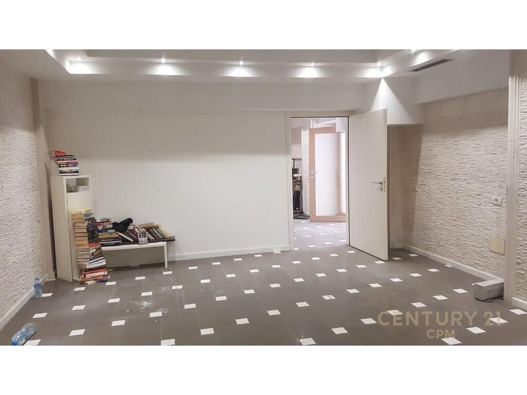 🏬 Shitet ambient komercial në Komunën e Parisit