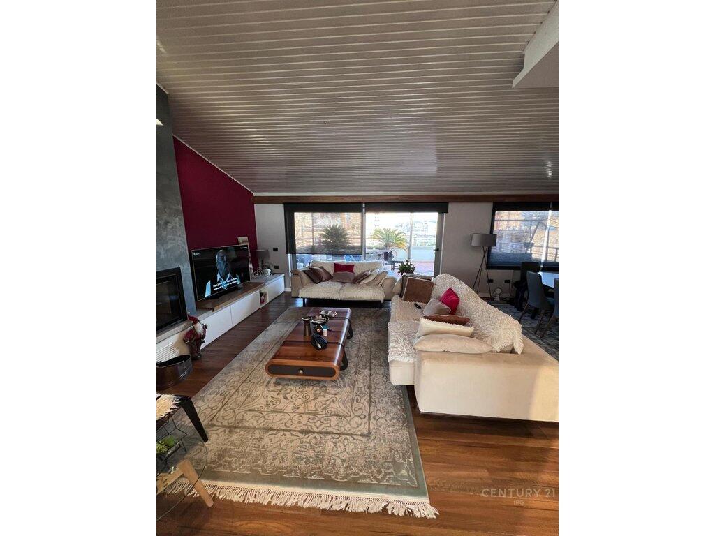 PENTHOUSE LUKSOZ NE QENDER PRANE MINISTRISE SE DREJTESISE! 2,500 € /Muaj
