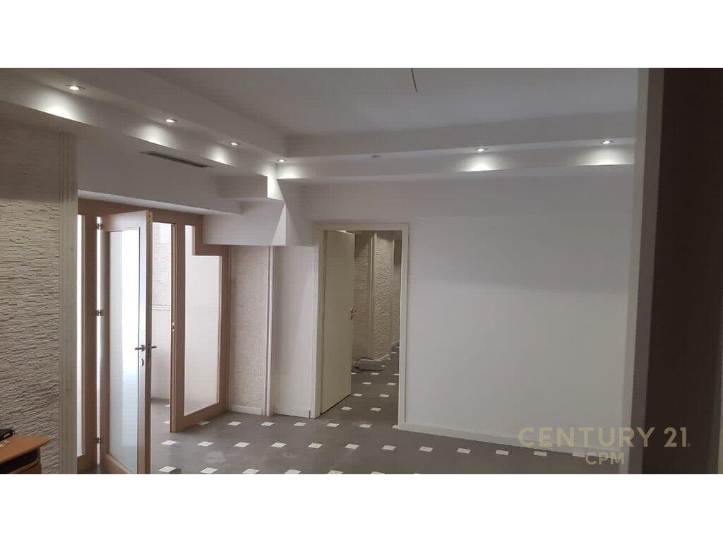 🏬 Shitet ambient komercial në Komunën e Parisit