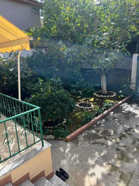 jepet Shtepi private me oborr  1+1 Komuna Parisit
