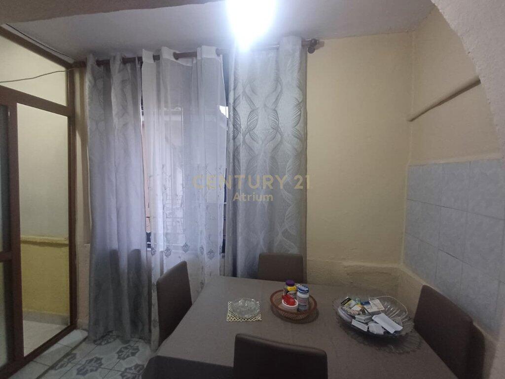 🏡 Shitet apartament 2+1 pranë Shkollës “Niket Dardani”