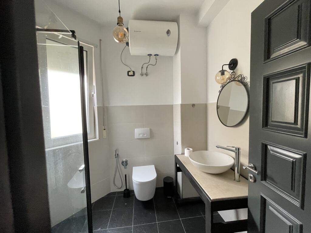 Apartament 2+1+2 dhe 3 ballkone me qira tek Komuna e Parisit