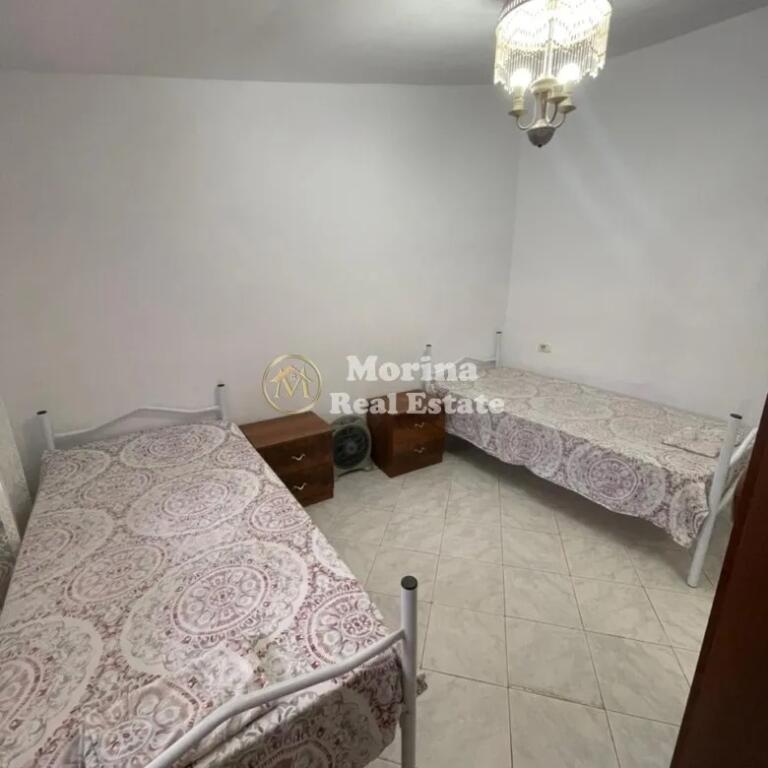 Hyrje 1+1, te Komuna e Parisit,  300 euro/muaj