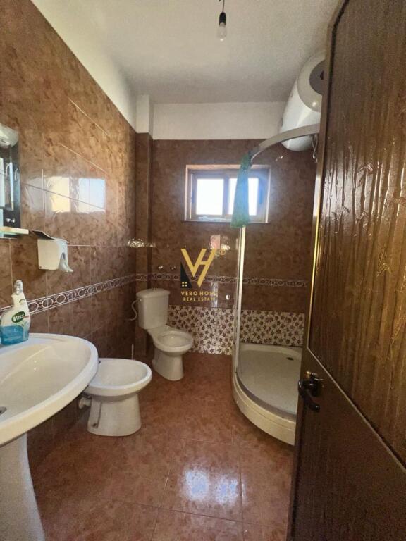 JEPET HYRJE 3+1 ME QERA TE SHALLVARET 1.500 EURO