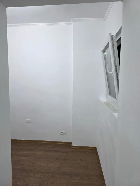 Vendesi appartamento 2+1 a Xhamllik (vicino al Bar Favela)
