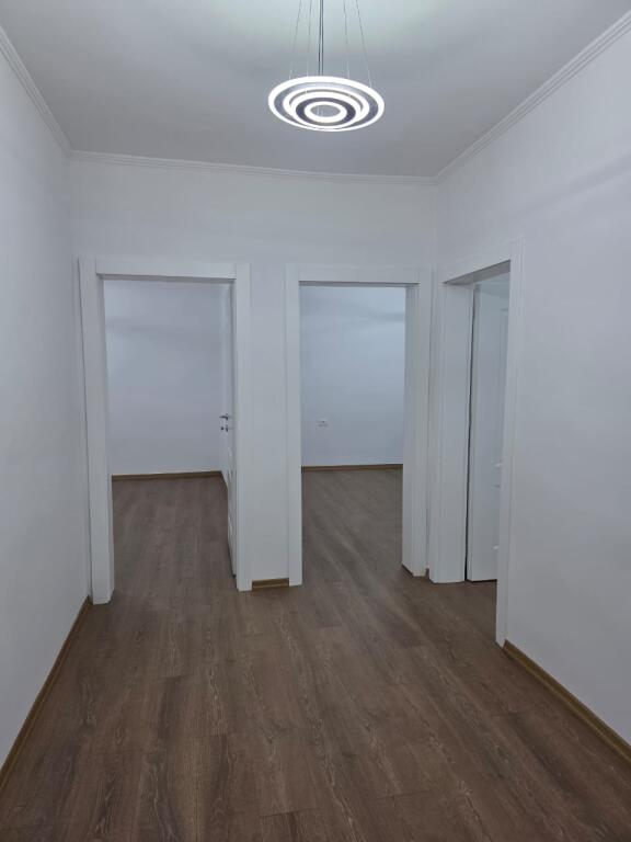 Vendesi appartamento 2+1 a Xhamllik (vicino al Bar Favela)
