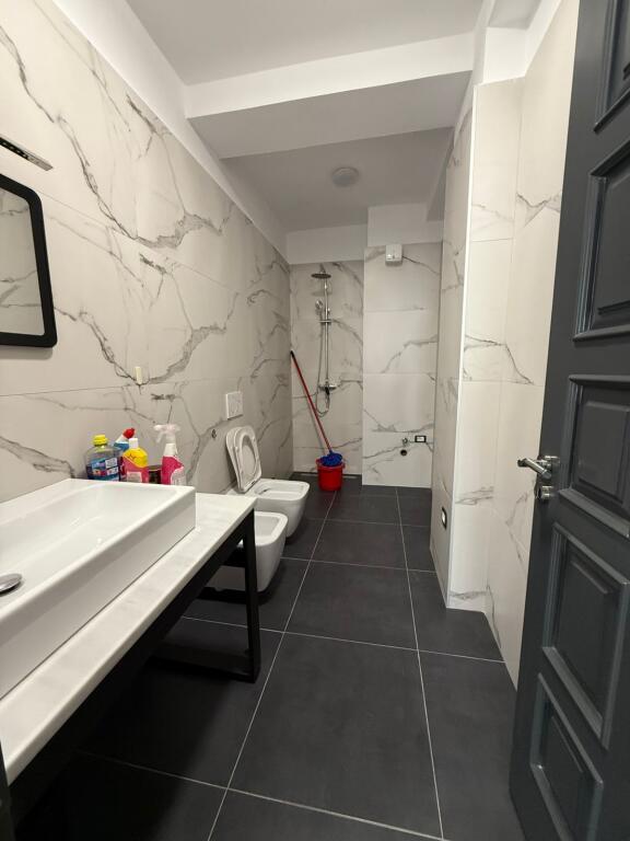 🏢Komuna Parisit prane Eco Market jepet me qera ambient per zyra,2+1+2, pjeserisht i mobiluar  1,000  €uro(Neto)