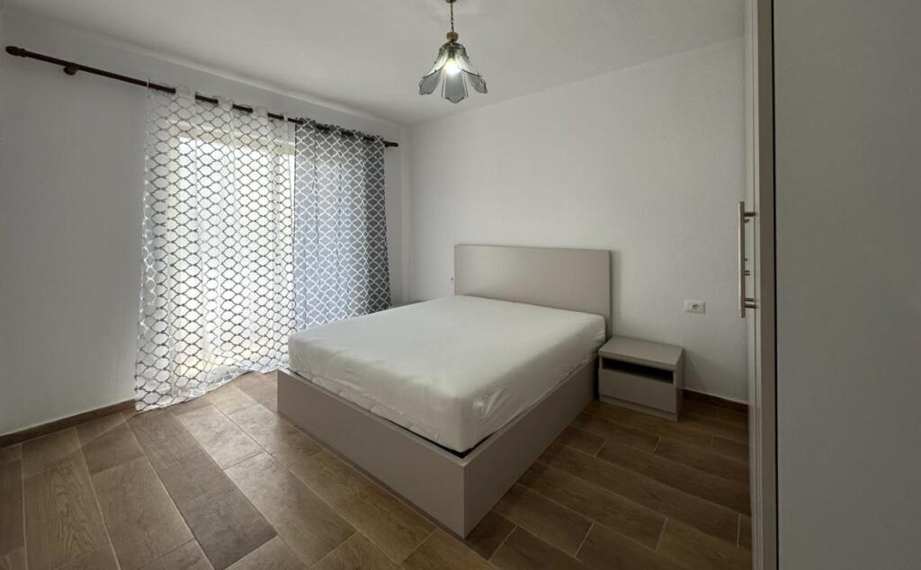 Jepet me qera apartament 1+1 te Shkolla e Bashkuar