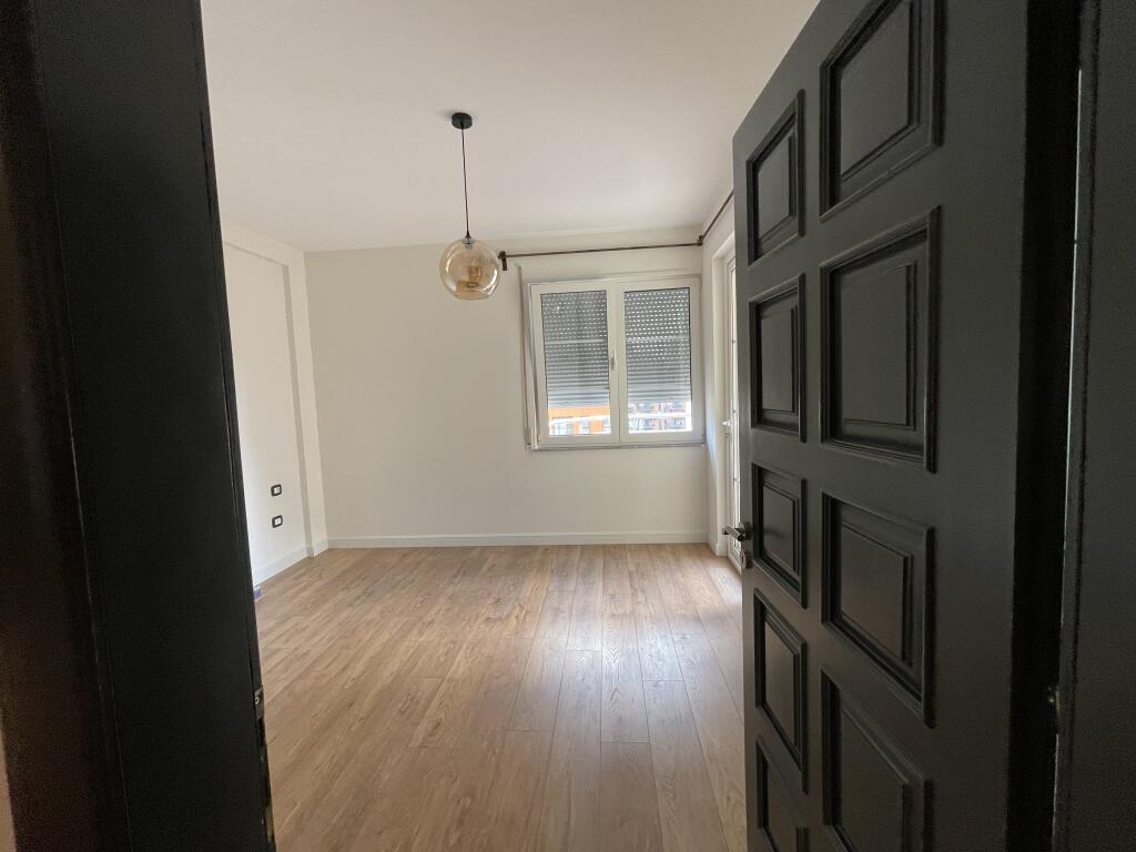 Apartament 2+1+2 dhe 3 ballkone me qira tek Komuna e Parisit