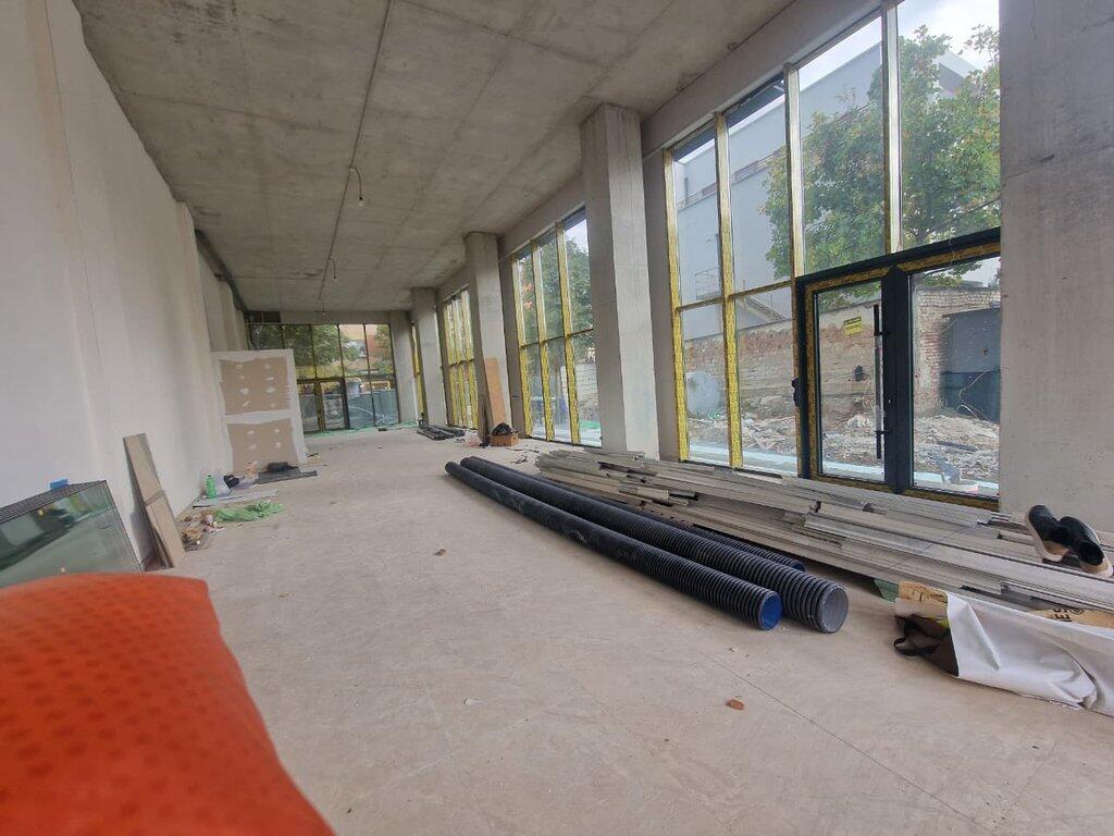 CORNER, BUZE RRUGE KRYESORE 160M2 Ambient Komercial me Qira – Rruga e Barrikadave, Qendër, Tiranë