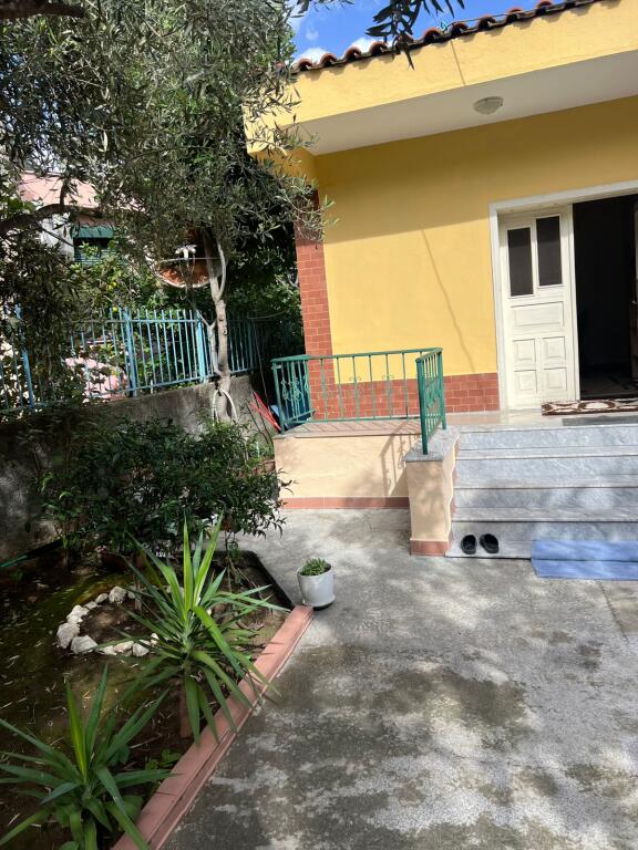 jepet Shtepi private me oborr  1+1 Komuna Parisit
