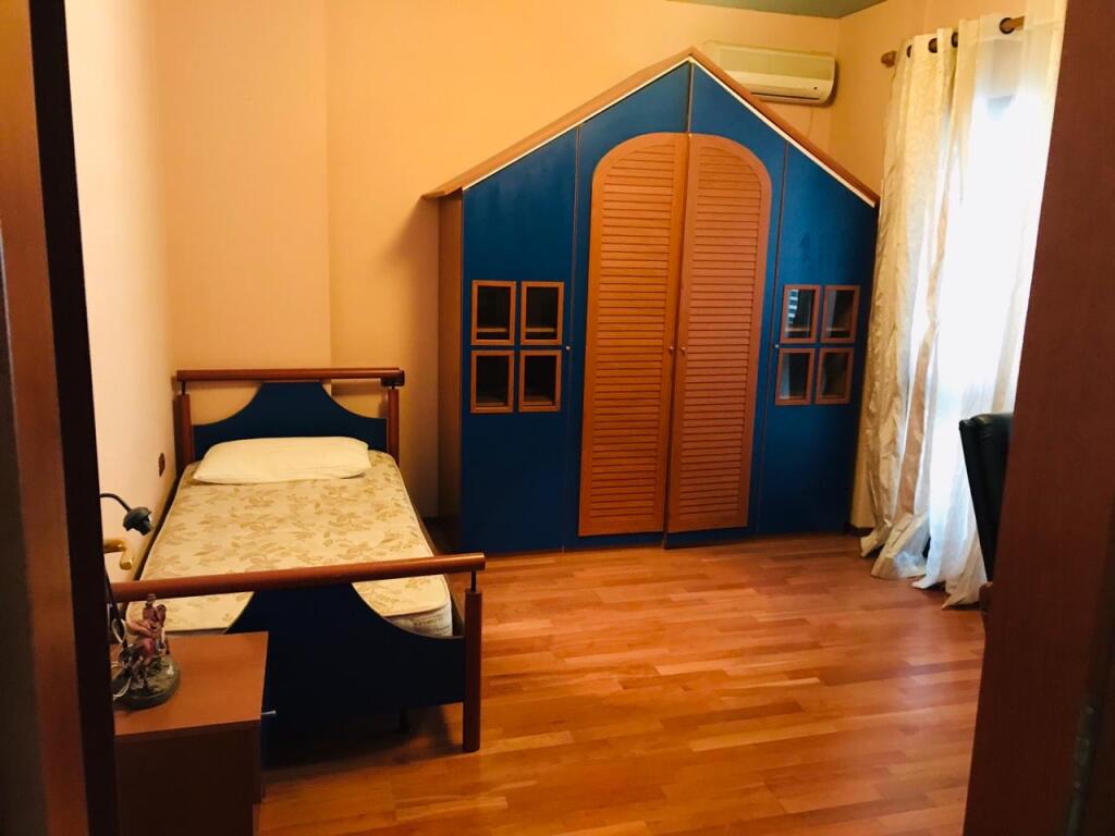 For rent apartment 3+1+3 at Komuna e Parisit