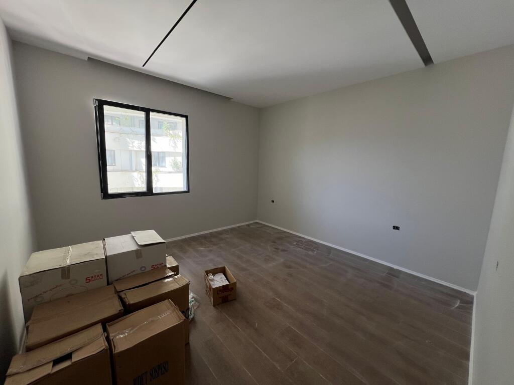 🏢AMBIENT ZYRE + POST PARKIMI ME QIRA - VASIL SHANTO!