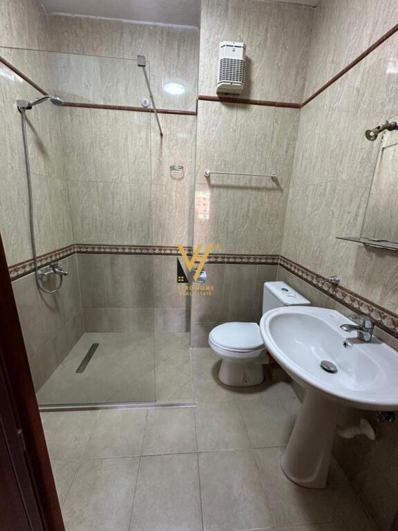 JEPET ZYRE 118 M2 ME QIRA TE KOMUNA E PARISIT 75.000 LEKE