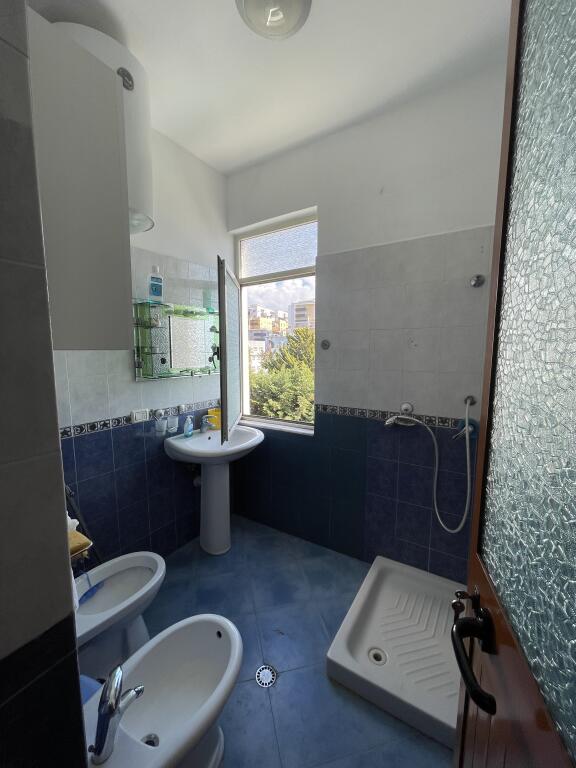 APARTAMENT ME QERA 2+1 – PRANË HOTEL ADRIATIK, PLAZH